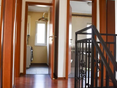 homekey-elado-ikerhaz-dunakeszi-lépcső